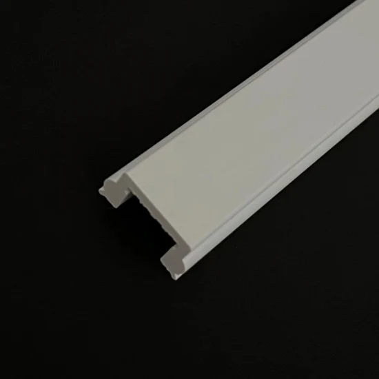 Perfil de PVC extruido de plástico blanco de una línea de alta calidad